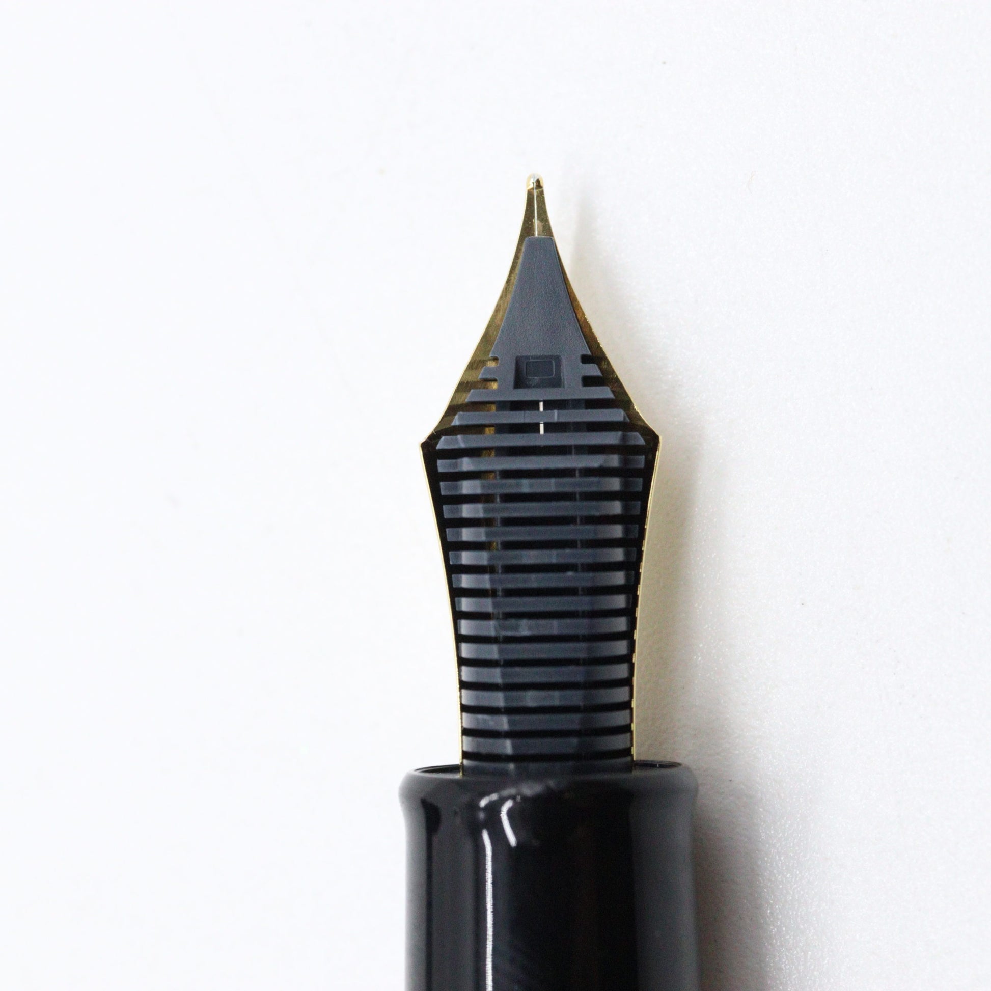 SAILOR PEN - 21K Gold - Pro Gear King of Pen Fountain Pen - Black and Gold - Buchan's Kerrisdale Stationery