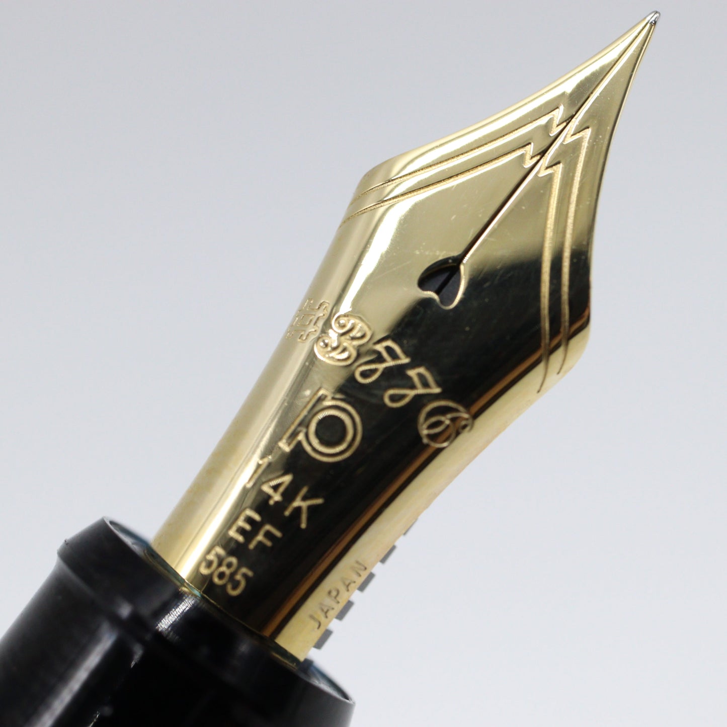 PLATINUM - #3776 Century Fountain Pen - Black with Gold Trim - Buchan's Kerrisdale Stationery